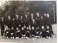 De D-E klas in Hooghalen, met vele oud-collega's waaronder Richard van der Meulen staand uiterst rechts