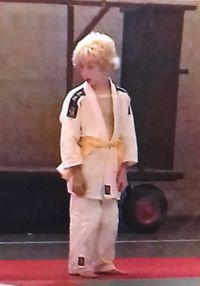 Mick als judoka bij oranjeband examen