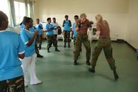 Renate en sgt van Keulen in actie tijdens hun missie in Burundi.