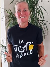 Femke als winnares van de editie 2021 showt haar prijs (t-shirt)